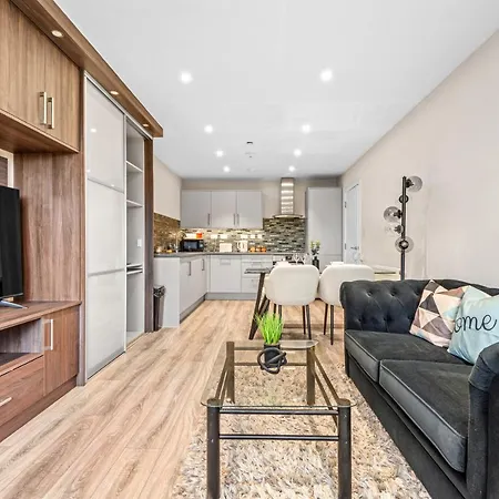 2 Bed, 2 Bath Gated Heathrow Lux Apartment